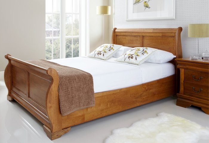 Mẫu giường ngủ gỗ sồi Nga vạt thường sát đất