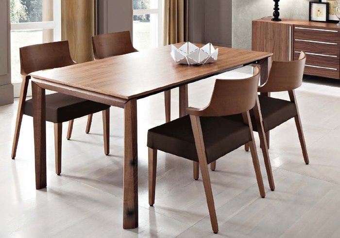 Bàn ghế phòng ăn làm bằng gỗ tự nhiên