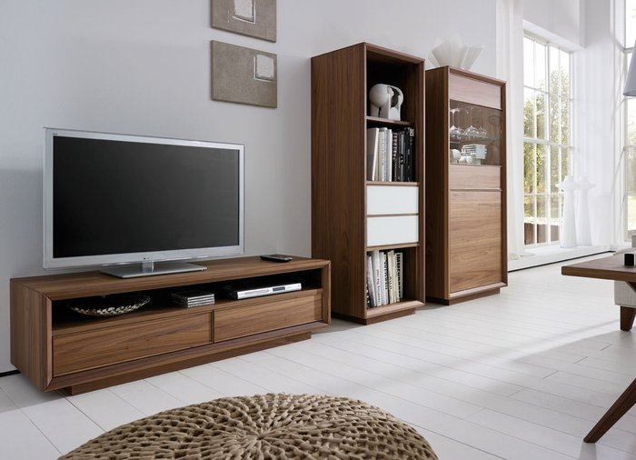 Kệ tivi thiết kế đơn giản mang đến vẻ đẹp sang trọng, hiện đại cho phòng khách của bạn.
