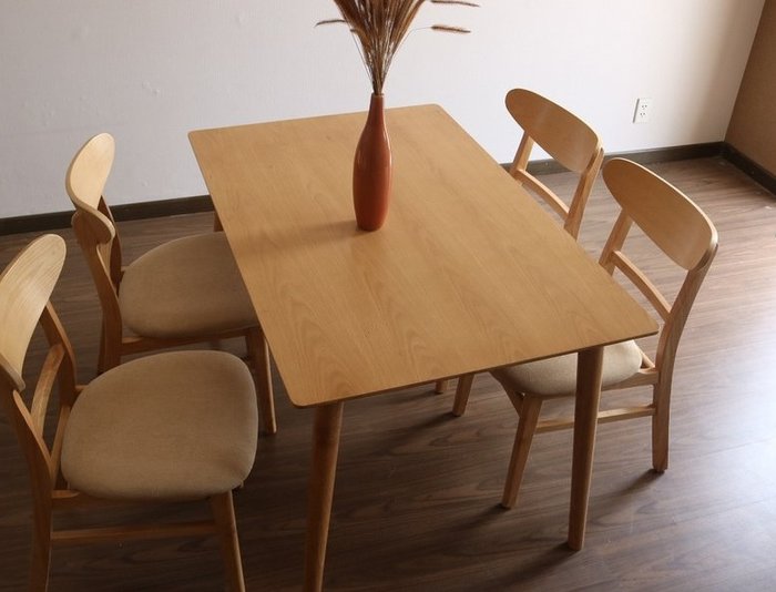 Bộ bàn ghế ăn Moontrap hợp với không gian chung cư mini